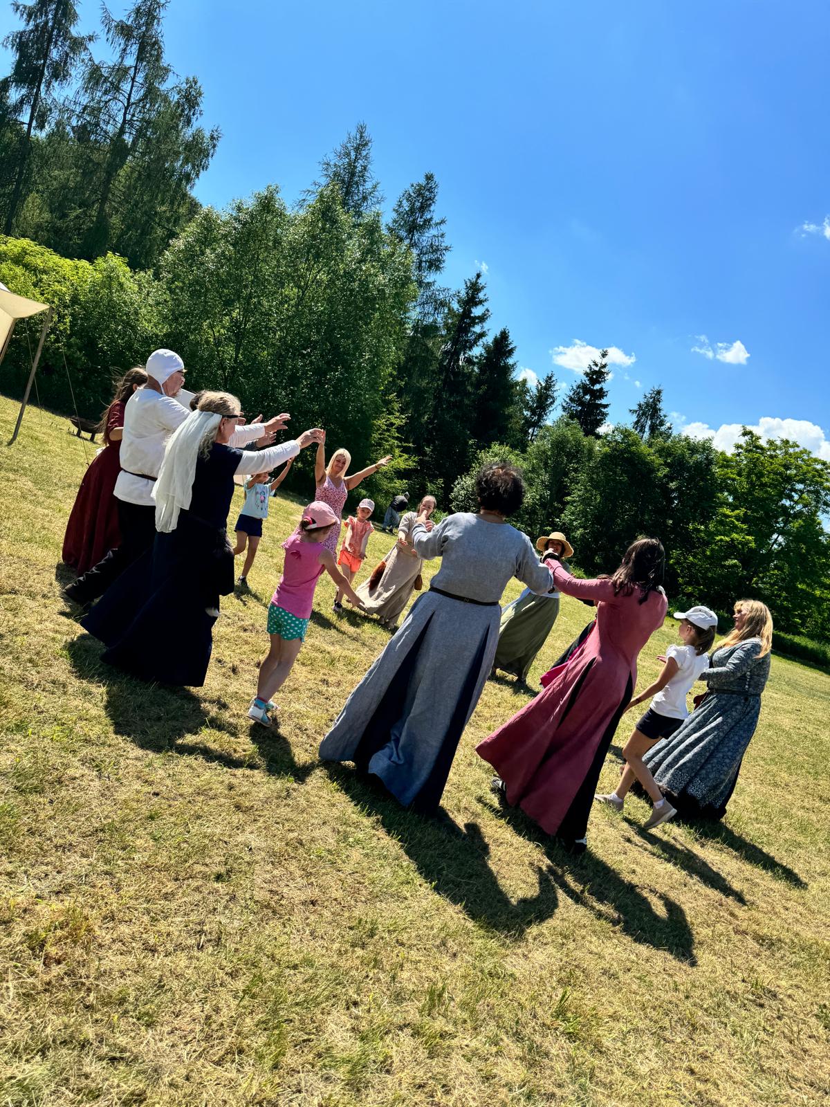 🌞 Dzień Dziecka w Tąpadłach – Zabawa, Ruch i Sąsiedzka Radość! 🌞